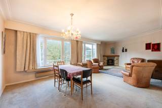 Dit ruime appartement is gelegen op de tweede verdieping van een verzorgd gebouw met lift, op een gunstige locatie aan de Jozef Verbovenlei.<br /><br />Met een bewoonbare oppervlakte van ca. 94 m² biedt het appartement een functionele indeling en voldoende ruimte voor comfortabel wonen. Het beschikt over drie volwaardige slaapkamers, een badkamer met ligbad en een aparte keuken die momenteel nog bruikbaar is, maar mogelijkheden biedt tot modernisering naar eigen smaak.<br /><br />Het appartement is instapklaar, al kan het op bepaalde punten een opfrissing gebruiken. Dankzij de degelijke structuur vormt dit pand een uitstekende basis voor zowel eigen bewoning als investering.<br /><br />Technisch is het appartement voorzien van PVC-ramen met dubbele beglazing. De elektriciteit is individueel. Het gebouw dateert van 1960 en beschikt over gemeenschappelijke voorzieningen zoals een fietsenberging en een aangename tuin. Daarnaast zijn er zowel een privatieve berging op het gelijkvloers als een kelderberging inbegrepen.<br /><br />Een bijkomende troef is de mogelijkheid tot aankoop van twee garages, waarvan één verplicht bij aan te kopen is aan €30.000 en de ander optioneel aan €35.000.<br /><br />De ligging is bijzonder interessant, het "Te Boelaerpark" bevindt zich tegenover het appartement en in de directe omgeving het populaire "Boekenbergpark". Dankzij de uitstekende bereikbaarheid en een mobiscore van 9,4 zijn winkels, scholen en openbaar vervoer vlot toegankelijk.<br /><br />Een ideale opportuniteit voor starters of jonge gezinnen die op zoek zijn naar een ruim appartement met potentieel op een gegeerde locatie.<br /><br />Troeven:
<ul>
	<li>Gunstig gelegen nabij parken en voorzieningen</li>
	<li>Ruim appartement van ca. 94 m²</li>
	<li>Drie volwaardige slaapkamers</li>
	<li>Lift aanwezig in het gebouw</li>
	<li>Dubbele beglazing met PVC-ramen</li>
	<li>Berging op gelijkvloers en kelderberging</li>
	<li>Gemeenschappelijke fietsenstalling en tuin</li>
	<li>Mogelijkheid tot aankoop van garages</li>
	<li>Uitstekende mobiscore (9,4)</li>
</ul>
Neem snel contact op voor meer informatie of een bezoek ter plaatse.<br />📞 +32 489 55 79 90<br />📧 immo@fidimco.be