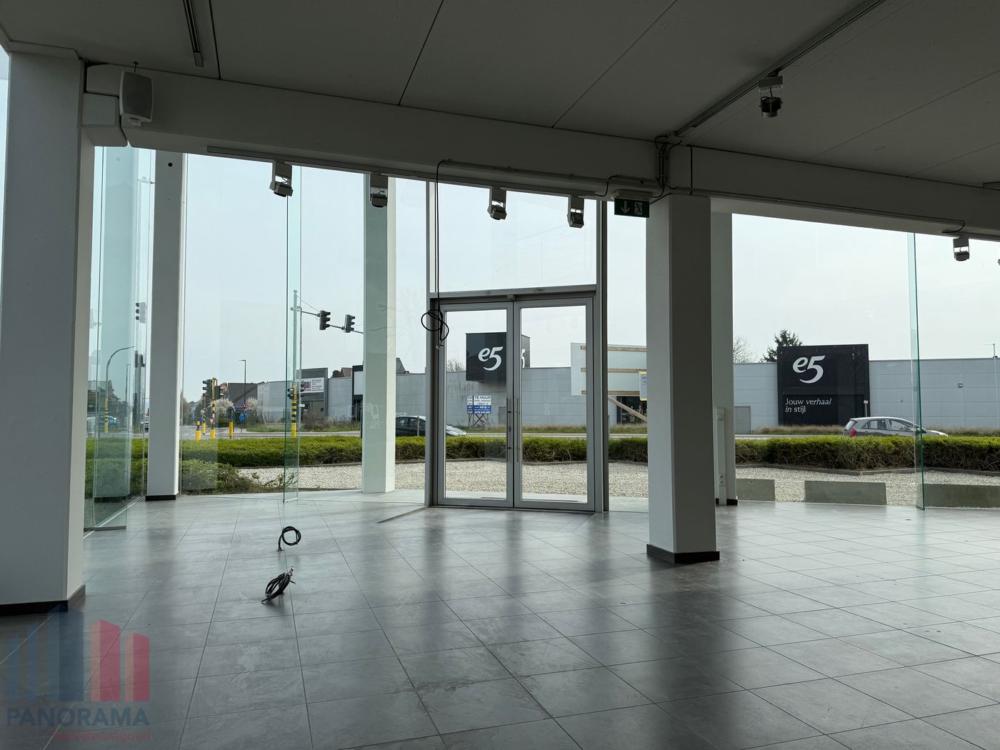 Bâtiment commercial polyvalent avec showroom, entrepôt et espace casco – À louer à Sint-Pieters-Leeuw - photo 5