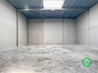 Nieuwe geïsoleerde KMO-unit te Aartrijke met een oppervlakte van 237 m² en 1 private parkeerplaats. <br /><br />Deze loods met brandklasse C heeft een oppervlakte van 237 m² en een vrije hoogte van +/- 6 m,. <br /><br />Deze UNIT bestaat uit: een sectionaalpoort van 4,50 m op 4,50 m, een afzonderlijke toegangsdeur, lichtstraat met rookluik, een regenwaterput van 6500 liter en een sceptische put. <br /><br />Alle nutsvoorzieningen, zoals water / elektriciteit / internet komen binnen in de unit. Er is ook een mogelijkheid om later zonnepanelen te plaatsen op de dakstructuur. <br /><br />Dit project is strategisch gelegen te Aartrijke, vlot bereikbaar en op korte afstand van Torhout, Ruddervoorde en de E403. Het bedrijventerrein is ideaal voor kleine en middelgrote ondernemingen die op zoek zijn naar een functionele, duurzame en goed bereikbare uitvalsbasis in West-Vlaanderen.<br /><br />Interesse? Neem contact met ons op voor meer info of een bezoek ter plaatse.