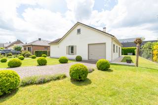 <p>Te koop: open bebouwing in bungalowstijl in een rustige doodlopende straat in Humbeek, met een mooie tuin en garage.</p>
<p> </p>
<p>Deze woning uit 1977 biedt het comfort van gelijkvloers wonen in een residentiële omgeving. Gelegen in Lusweg, geniet u van privacy en rust, terwijl scholen, openbaar vervoer en invalswegen vlot bereikbaar zijn. De ruime tuin vormt een groene oase, ideaal voor ontspanning of tuinliefhebbers. De garage biedt praktische opbergruimte en veilige stalling.</p>
<p> </p>
<p>Belangrijkste ruimtes:<br />• Woonkamer met aangename lichtinval en directe toegang tot de tuin<br />• Twee slaapkamers met voldoende ruimte voor kasten<br />• Garage met directe toegang tot de woning<br />• Zolder voor extra opslagmogelijkheden<br />• Grote tuin </p>
<p> </p>
<p>Troeven:<br />• Bungalow met gelijkvloers wooncomfort<br />• Rustige ligging in een doodlopende straat<br />• Grote tuin en praktische garage</p>
<p> </p>
<p>Neem vandaag nog contact op met uw ERA-makelaar voor een bezoek.</p>
<p> </p>
<p>JOUW DROOMHUIS. ZO GEVONDEN!</p>