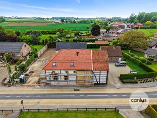 <p><span>UNIEK APPARTEMENT MET 2 SLPKS EN TERRAS</span></p><p><span> </span></p><p><span>Nabij de rustige dorpskern van Wellen treffen wij in de Veerstraat 60 deze prachtige vakwerkwoning uit 1875.</span></p><p><span> </span></p><p><span>Vandaag werd dit pand volledig gerenoveerd naar de normen van vandaag en opgesplitst in twee appartementen.</span></p><p><span> </span></p><p><span>Dit uiterst charmant appartement is gelegen op de eerste en tweede verdieping en biedt 115m² woonoppervlakte en beschikt over een inkomhal, een apart toilet, een leefruimte met open keuken, een badkamer, twee slaapkamers en een mezzanine .</span></p><p><span> </span></p><p><span>Als kers op de taart beschikt mijn over een ruim terras en een vaste parkeerplek voor de wagen en fietsen.</span></p><p><span> </span></p><p><span>KORT SAMENGEVAT</span><span>:</span></p><p><span>Vraagprijs: € 315.420,00</span></p><p><span>Verkoop onder registratierechten (2% of 12%)</span></p><p><span> </span></p><p><span>Wonen in een beschermd monument? Maak snel je afspraak voor meer informatie 078 78 30 39 – <span>info@canius.be</span></span></p><p><span> </span></p><p><span>De vermelde oppervlaktes zijn slechts een indicatie. Canius Real Estate kan niet verantwoordelijk gesteld worden voor de juistheid van de door zijn verstrekte gegevens.</span></p><p><span> </span></p>