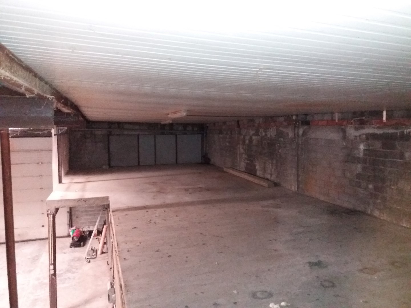 Centraal gelegen loods nabij invalswegen en centrum Waregem! - foto 4