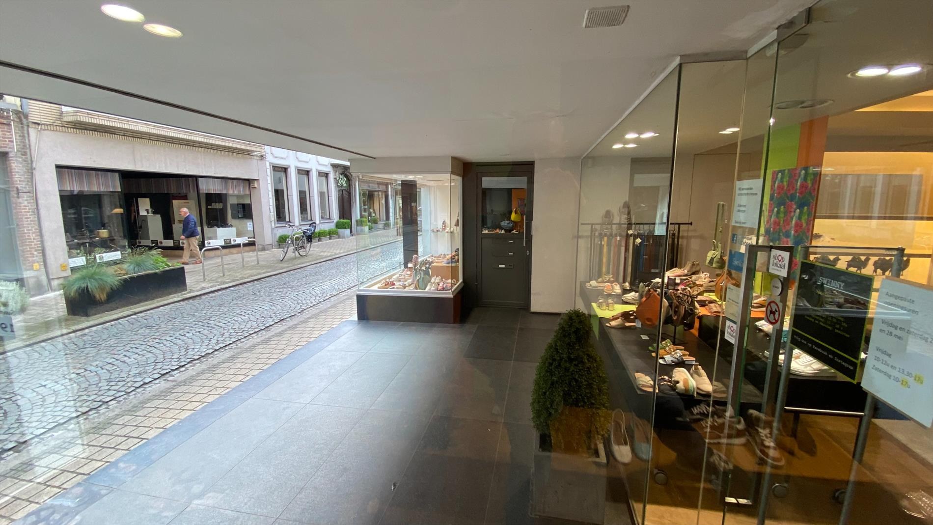 Dit prachtige handelspand bevindt zich op een toplocatie in Lokeren, in de Kerkstraat - foto 5