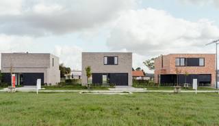 In de ‘Eggerstraat’, net buiten de dorpskern van Oostmalle bouwt Danneels deze stijlvolle open bebouwing op het lot 15. Het perceel is 605 m² groot en is rustig gelegen centraal in de nieuwe buurt.<br /><br />Deze vrijstaande woning in moderne bouwstijl heeft een doordachte indeling. Met o.m. een lichtrijke open ingedeelde leefruimte, extra bureauhoek, volledig ingerichte keuken en badkamer, 3 ruime slaapkamers, garage, oprit, terras én ruime omheinde tuin. <br /><br />De woning wordt heel energiezuinig en is uitgerust met een geothermische warmtepomp, vloerverwarming, zonnepanelen en een ventilatiesysteem met warmterecuperatie. <br /><br /><span>We werken jouw nieuwe thuis sleutel-op-de-deur voor je af. Jij kiest jouw keuken- en badkamerinrichting, de vloer- en wandtegels uit bij onze projectpartners. Onze klantenbegeleider staat voor je klaar tijdens het hele realisatietraject. </span>