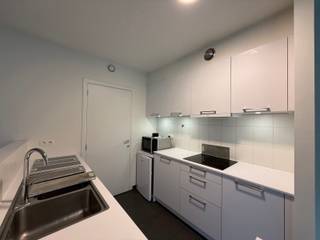 Bent u op zoek naar een comfortabel en instapklaar appartement met moderne voorzieningen?<br />Dit ruime appartement op de derde verdieping (bereikbaar met lift) biedt alles wat u nodig heeft voor aangenaam wonen.<br /><br />Het appartement bevat een volledig uitgeruste keuken met vaatwasser, koelkast, keramische kookplaat en dampkap met koolstoffilter en een lichtrijke leefruimte. Via deze leefruimte heeft u toegang tot het terras.<br />Er zijn ook 3 volwaardige slaapkamers, een badkamer met douche en een apart toilet aanwezig<br /><br />Troeven:<br />- Energiezuinige geothermische vloerverwarming<br />- Gezellig terras<br />- Verlichting en gordijnen reeds voorzien<br />- Vliegenramen aanwezig<br />- Lift in het gebouw<br /><br />Onmiddellijk beschikbaar <br /><br />Heb je interesse? Vraag uw bezoek aan via onze website https://www.immovl.be/te-huur/list en druk op de knop<strong> 'IK WENS EEN BEZOEK'</strong>.