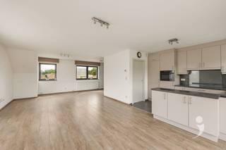 <p><span>Dit prachtige appartement, gebouwd in 2011, combineert comfort, ruimte en een uitstekende ligging. Met een bewoonbare oppervlakte van 108 m² biedt deze eigendom alles wat u zoekt voor aangenaam en modern wonen.</span></p><p><span>Bij het betreden van het appartement komt u terecht in een lichtrijke leefruimte die naadloos overgaat in de open keuken. Deze is volledig uitgerust met alle hedendaags comfort en beschikt over voldoende kastruimte.</span></p><p><span>Het appartement telt drie volwaardige slaapkamers, perfect voor een gezin, thuiswerk of hobbyruimte. De badkamer is stijlvol ingericht met een moderne douche en wastafel. Bovendien zijn de leidingen reeds voorzien voor de plaatsing van een ligbad, waardoor u de ruimte eenvoudig naar eigen wens kan aanpassen.</span></p><p><span>Extra praktisch is de aparte bergruimte met aansluiting voor wasmachine en droogkast. Buiten geniet u van een uitzonderlijk ruim en zonnig terras een echte troef waar het heerlijk vertoeven is.</span></p><p><span>Verder is het appartement uitgerust met een videofoon en beschikt u achteraan het perceel over een privatieve garagebox met elektrische poort. </span></p><p><span>Tevens zijn er vooraan alsook achteraan nog extra auto staanplaatsen voorzien voor de bewoners en/of bezoekers. </span></p><p><span>De ligging is ideaal: nabij het centrum van Herselt en op een boogscheut van Aarschot. Winkels, scholen en andere voorzieningen bevinden zich op korte afstand, wat dit appartement bijzonder aantrekkelijk maakt voor wie centraal en toch rustig wil wonen.</span></p><p><span>Kortom, een instapklaar appartement met ruimte, licht en alle moderne voorzieningen aanwezig! </span></p><p><span> </span></p><p><span>Interesse? Neem vandaag nog contact op voor een bezichtiging en laat u verrassen door de charme en het comfort van dit uniek appartement! <br />Vraag je bezoek aan via 016 15 31 15 of info@immolivit.be! </span></p>