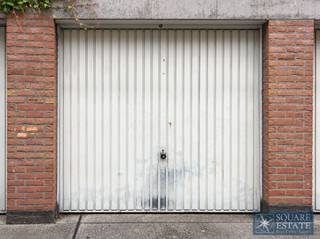 <p><span>Square Estate biedt u deze afgesloten garagebox aan, ideaal gelegen in de onmiddellijke nabijheid van de Markt van Wemmel, in een vlot bereikbare omgeving.</span></p><p><span>De garage beschikt over comfortabele afmetingen met een lengte van 5,56 m, een breedte van 2,85 m en een poort hoogte van 1,88 m, waardoor er plaats is voor een voertuig met behoud van extra bergruimte.</span></p><p><span>De garagebox is momenteel verhuurd, wat hem ook interessant maakt voor een investeerder die op zoek is naar een eigendom dat reeds huurinkomsten genereert.</span></p><p><span>Een ideale oplossing voor toekomstig eigen gebruik, opslag of als investering in een gegeerde buurt van Wemmel.</span></p><p><span>Voor meer informatie of om een bezoek te plannen, kunt u contact opnemen met Square Estate via 02/460.42.01 of <span>info@square-estate.be</span></span></p>