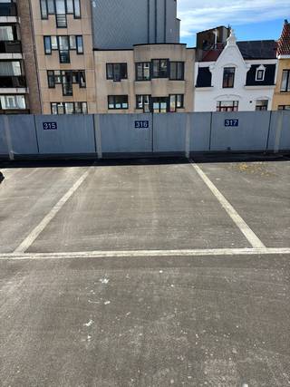 Découvrez cet emplacement idéalement situé sur le parking sur le toit de la résidence Permeke Shopping, dans la ville animée d'Ostende. Grâce à son emplacement central, vous êtes à quelques pas du centre-ville et de la mer. Fini les soucis de stationnement en ville! Cette place de parking offre une solution sûre et pratique dans un quartier très fréquenté. Ne manquez pas cette occasion! Contactez notre agence dès aujourd’hui pour plus d’informations ou pour une visite. € 80 par mois et disponible immédiatement. <br />hauteur: 2 m, largeur de l'emplacement: 2.15 m, profondeur de l'emplacement: 5 m. Ce bien à louer à Ostende vous intéresse ? Rendez-vous sur le site www.dermul.be et cliquez sur le bien que vous souhaitez louer. En cliquant sur le bouton « Je suis intéressé », nous vous demandons de remplir un bref profil. Nous vous contacterons ensuite pour organiser une visite. Il n'est pas possible de prendre rendez-vous par téléphone.