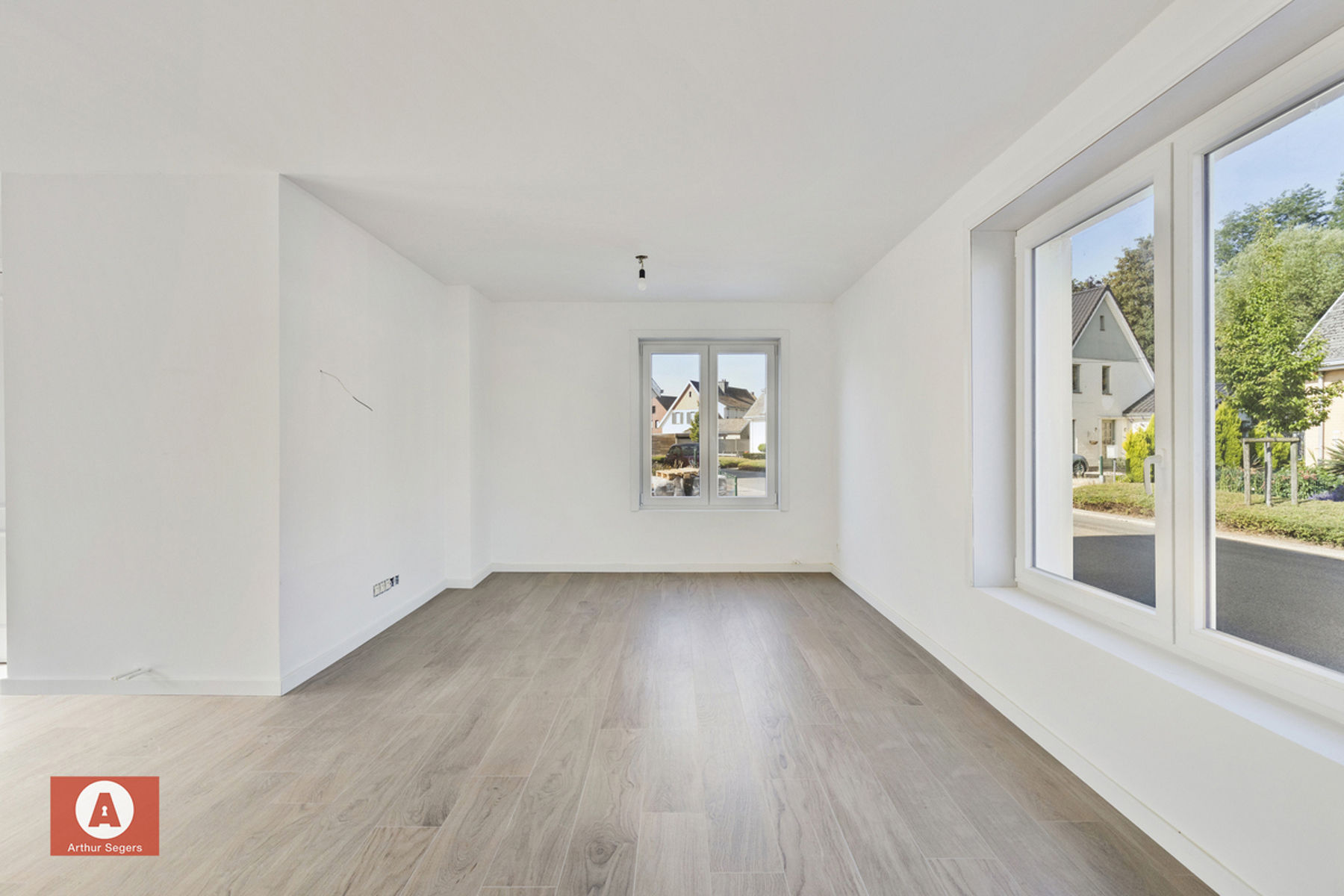 TE HUUR: Recent gerenoveerde halfopen woning met drie slaapkamers en garage in rustige straat - foto 4