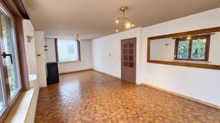 <strong>Halfopen woning met garage en diepe tuin in Deinze</strong><br /><br />Deze <strong>halfopen woning</strong> is gelegen aan de Gaversesteenweg 346 in Deinze,<br />op een <strong>vlot bereikbare locatie</strong> met een goede verbinding naar het centrum van Deinze en de nabijgelegen E17.<br /><br />De woning biedt heel wat mogelijkheden om naar eigen smaak op te frissen en beschikt over een <strong>bewoonbare oppervlakte van 133 m²</strong> op een <strong>perceel van 537 m²</strong>.<br /><br />Op het gelijkvloers bevinden zich de inkomhal, een <strong>gezellige leefruimte, een ruime keuken</strong>, een badkamer, een apart toilet en een <strong>garage</strong>.<br />Naast de garage bevindt zich bovendien een afzonderlijk <strong>poortje</strong><strong> </strong>dat rechtstreeks toegang geeft tot de tuin, bijzonder praktisch voor fietsen en tuinmateriaal.<br /><br />De verdieping telt <strong>twee slaapkamers</strong>, waarvan één met <strong>ingemaakte kasten</strong>.<br />Via een <strong>vaste trap </strong>bereikt u de zolderverdieping, die ingericht kan worden als <strong>derde slaapkamer/hobbyruimte</strong>.<br /><br />Buiten geniet u van <strong>een terras en een diepe tuin</strong> met tal van mogelijkheden.<br />De woning beschikt daarnaast over een <strong>pelletkachel uit 2025</strong> en heeft een <strong>EPC-label D.</strong><br /><br />Oppervlakte kavel : 537 m²<br />Woonoppervlakte : 133 m²<br />EPC : 376 kWh/m²<br /><br />Een <strong>interessante woning </strong>voor wie op zoek is naar een <strong>halfopen bebouwing met garage</strong>, een ruime keuken en een diepe tuin, en deze graag verder <strong>naar eigen smaak wil opfrissen</strong>.