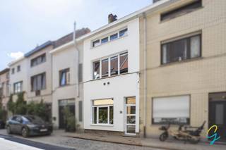 <p><span>Op een uitstekende locatie in Gentbrugge bevindt zich deze smaakvol gerenoveerde (2016) en instapklare gezinswoning, waar ruimte, licht en comfort perfect samenkomen.</span></p>
<p><span>Bij het betreden van de woning word je verwelkomd in een ruime, lichtrijke leefruimte met een volledig uitgeruste open keuken. De grote raampartijen zorgen voor een aangename lichtinval en creëren een gezelige sfeer. Op het gelijkvloers bevinden zich eveneens een apart gastentoilet en een gezellige stadstuin, de ideale plek om te ontspannen.</span></p>
<p><span>De eerste verdieping beschikt over een ruime slaapkamer en een stijlvolle, volledig geïnstalleerde badkamer. Op de tweede verdieping bevinden zich nog twee volwaardige slaapkamers. Eén ervan geeft via een en-suite verbinding toegang tot de ingerichte zolder, die perfect kan dienen als logeerkamer, bureau of hobbyruimte. Zo biedt de woning in totaal vier volwaardige slaapmogelijkheden.</span></p>
<p><span>Dankzij het gunstige EPC-label B geniet je bovendien van een energiezuinige woning met een laag energieverbruik.</span></p>
<p><span>Ook de ligging is een absolute troef. Scholen, winkels, openbaar vervoer en de op- en afritten van de autostrade bevinden zich in de onmiddellijke omgeving, waardoor je geniet van een uitstekende bereikbaarheid.<br /><br />Richtprijs: 465.000€<br /></span></p>
<p>Interesse? Neem contact op met Ruben via 0479/ 03 90 17 of ruben@cornelis-goeman.be.<br />Of via de website van Cornelis & Goeman. Wij ontvangen u graag voor een persoonlijke rondleiding.</p>