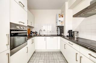 At the border between Ganshoren and Jette, on the 3rd floor of a small building with 4 units and no syndic, this bright apartment of ±85 m²...