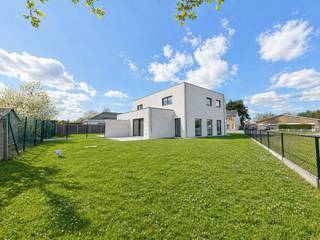 LAATSTE WONING TE KOOP ! <br />Deze moderne en praktische nieuwbouwwoning ligt op een zeer goede ligging te Evergem en ligt op een ideaal ZUIDgericht perceel ! Deze woning is ideaal voor wie zoekt naar een prachtige nieuwbouw met alle comfort op een zeer strategische ligging ! De ruimtes zijn meer dan logisch en er werd gekozen voor warme, tijdloze &amp; smaakvolle materialen !<br />Troeven: <br />- Halfopen bebouwing op een ideaal perceel van 381m² - ZUIDgericht; <br />- Volledig afgewerkt - NIEUWBOUW EERSTE BEWONING !<br />- TOPLIGGING te Evergem !<br />- E-peil 0 - mede door de vooruitstrevende energievoorzieningen !<br />- Verwarming via warmtepomp (vloerverwarming met aparte thermostaten); <br />- Aanwezigheid zonnepanelen (5.400Wp) + THUISBATTERIJ (5kW) !!<br />- Ventilatiesysteem + domotica + inbouw spots;<br />- Op maat gemaakte OPEN KEUKEN (incl. toestellen); <br />- PRACHTIGE BADKAMER met bad &amp; inloopdouche;<br />- 2 toiletten (beneden en boven);<br />- 3 ruime slaapkamers;<br />- Inpandige garage;<br />- Regenwaterput (7.500L);<br />- Prijs is excl. 21% BTW (constructie) en registratierechten op de grond.<br /><br />Indeling: inkom, apart toilet, leefruimte met open keuken en de inpandige garage met wasplaats.<br />1ste verdieping: nachthal, apart toilet, 3 slaapkamers en de badkamer met bad &amp; douche. <br />+ de aangename tuin met zonneterras.<br />+ de praktische oprit. <br /><br />ABSOLUTE AANRADER !<br />Meer info of een bezoek ter plaatse? Bel WIJSvastgoed op +32 9 395 80 10 !