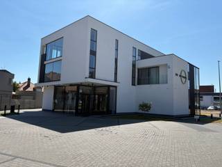 <p>Bent u op zoek naar een stijlvolle en instapklare kantoorruimte of werkomgeving op een vlot bereikbare locatie in Maldegem? Dan is deze moderne kantoorunit in een recent gebouw precies wat u zoekt.</p>
<p>De ruimte beschikt over een <strong>grote gemeenschappelijke werkruimte</strong>, aangevuld met <strong>twee afzonderlijke bureaus/ontvangstruimtes</strong>, ideaal voor het ontvangen van klanten, individuele consultaties of als aparte werkplek. Verder zijn er een <strong>uitgeruste keuken</strong>, een <strong>inkomhall</strong>, een <strong>apart toilet</strong> en een <strong>badkamer</strong>, waardoor alle comfort aanwezig is voor een professionele werkomgeving.</p>
<p>Dankzij de <strong>uitstekende ligging</strong> en <strong>optimale visibiliteit</strong> geniet uw onderneming van een sterke commerciële uitstraling. Bovendien is het gebouw uitgerust met een <strong>lift</strong>, wat de toegankelijkheid voor zowel u als uw klanten ten goede komt.</p>
<p><strong>Troeven</strong></p>
<ul>
<li>Moderne kantoorruimte in een recent gebouw</li>
<li>Grote gemeenschappelijke werkruimte</li>
<li>Twee aparte bureaus/ontvangstruimtes</li>
<li>Keuken, badkamer, apart toilet en inkomhall</li>
<li>Lift aanwezig</li>
<li>1 private staanplaats inbegrepen</li>
<li>Ruime parkeermogelijkheden voor klanten</li>
<li>Uitstekende ligging met maximale visibiliteit</li>
</ul>
<p><strong>Huurprijs:</strong> € 1.050,00/maand (excl. 21% btw).</p>
<p>De kantoorruimte wordt verhuurd via een <strong>terbeschikkingstelling</strong>, waarbij een aantal diensten worden aangeboden. Het dienstenpakket omvat onder meer water en energie, internet, gemeenschappelijke kosten, poetsdienst en parking voor cliënteel. De geraamde kostprijs van dit pakket bedraagt <strong>€ 450,00 per maand (excl. 21% btw)</strong>.</p>
<p>Interesse in deze representatieve kantoorruimte? Neem gerust contact op voor meer informatie of een bezoek ter plaatse via info@bonnevastgoed.be of 050/73.73.73.</p>