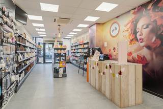 Indeling;Het pand is momenteel verhuurd aan een handelszaak in haarproduchten. Iedeaal als investering! Op het gelijkvloers vinden we 116...