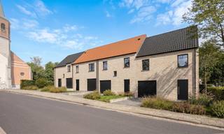 <ul>
	<li>Dorpsligging te Ressegem</li>
	<li>Drie tot vier slaapkamers</li>
	<li>Verschillende woningen met inpandige garage</li>
	<li>Vlotte bereikbaarheid en landelijke omgeving</li>
</ul>
<br />OMGEVING<br />Ontdek dit stijlvolle nieuwbouwproject in het landelijke Ressegem, een charmante deelgemeente van Herzele. De woningen genieten van een rustige en aangename ligging met een prachtig uitzicht op de karaktervolle kerktoren van Ressegem. Hier woont u in een groene, landelijke omgeving, terwijl scholen, winkels, openbaar vervoer en belangrijke verbindingswegen zich op korte afstand bevinden.<br /><br />INDELING<br />Dit gevarieerde woonproject omvat een mix van halfopen en gesloten woningen, ontworpen met oog voor ruimte, licht en hedendaags wooncomfort.<br /><br />Elke woning beschikt over een ruime en lichtrijke leefruimte met open keuken, waar de grote raampartijen zorgen voor een aangename verbinding met de tuin. Op de verdieping bevinden zich drie volwaardige slaapkamers, een comfortabele badkamer en een apart toilet.<br />Daarnaast biedt de zolderverdieping de mogelijkheid om een vierde volwaardige slaapkamer, een bureau of hobbyruimte te creëren, zodat de woning perfect kan meegroeien met uw woonwensen.<br /><br />Afhankelijk van het woningtype beschikken verschillende woningen bovendien over een inpandige garage, wat zorgt voor extra comfort en praktische opbergruimte.<br /><br />E-PEIL<br />De woningen worden gebouwd volgens de meest recente energieprestatienormen en combineren hoogwaardige isolatie met duurzame technieken. Zo geniet u van een energiezuinige woning met een laag energieverbruik, een aangenaam binnenklimaat en een hoog wooncomfort, volledig conform de geldende EPB-regelgeving.<br /><br />Wil je jouw toekomstige woning ontdekken? Bel ons op 09 394 67 95 of mail naar info@potrell.be voor meer info of een afspraak!<br /><br />WONING OP MAAT | JOUW WONING, JOUW STIJL<br />Maak van deze woning jouw droomhuis op maat! Voeg je eigen smaak en persoonlijkheid toe en kies zelf de keuken, vloer en badkamer van jouw instapklare woning. Een eigen stek op maat van jouw wensen en stijl. Jij kiest, Potrell voert uit. Zo makkelijk is het!