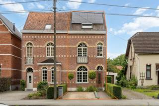 Gerenoveerd prachtig herenhuis nabij centrum! Belangrijkste troeven:- Grondig gerenoveerd en perfect instapklaar- Reeds vernieuwd: dak, ramen,...