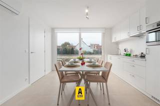 <h2><span>Te koop: Woning 28</span></h2><p><span>De Strandloper Bredene aan Zee</span><span><br /></span><span>±75 m² bewoonbaar | 3 slaapkamers | ZW-georiënteerde tuin</span></p><p><span>Een naar eigen smaak af te werken </span><span>gesloten </span><span>vakantiewoning in het recente kustproject </span><span>De Strandloper</span><span>.<br />Hier geniet je dagelijks van </span><span>rust, zee &amp; duinen</span><span> op wandelafstand van het strand.</span></p><h3><span>Volledig afgewerkt &amp; meteen instapklaar</span></h3><ul><li><span>75 m²</span><span> optimaal ingedeelde leefruimte</span></li><li><span>3 volwaardige slaapkamers</span><span> ideaal voor gezin &amp; verhuur</span></li><li><span>Zuidwest-georiënteerde tuin</span><span> zon &amp; privacy</span></li><li><span>Duurzame en energiezuinige technieken</span></li><li><span>Parkeerplaats</span><span> ( 15.000) niet in prijs inbegrepen</span></li><li><span>Uitstekende verhuurmarkt</span><span> in Bredene aan Zee</span></li><li><span>Topligging</span><span>: duinen &amp; strand vlakbij, winkels op wandelafstand</span></li></ul><p><span>Een zeldzame kans: </span><span>nieuw én strategisch gelegen</span><span>.</span></p><h3><span>Indeling &amp; afwerking</span></h3><ul><li><span>Lichtrijke </span><span>open leefruimte</span><span> met zicht op tuin</span></li><li><span>Moderne </span><span>volledig uitgeruste keuken</span></li><li><span>Strakke badkamer met:</span><ul><li><span>Hangtoilet</span></li><li><span>Douche in mineraalcomposiet + handdouche</span></li><li><span>Badkamermeubel + spiegel</span></li></ul></li><li><span>Warmtepomp lucht/lucht</span><span> + </span><span>warmtepompboiler</span></li><li><span>Zonnepanelen</span><span> voor lagere energiekosten</span></li><li><span>Duurzame, onderhoudsvriendelijke materialen</span></li><li><span>Individuele waterteller alles privé geregeld</span></li></ul><p><span>Hier woon je </span><span>comfortabel, zorgeloos en toekomstgericht</span><span>.</span></p><p><span>Bredene: natuur, rust &amp; bereikbaarheid</span></p><p><span>De ideale balans tussen vakantiegevoel en wooncomfort:</span></p><ul><li><span>Uitgestrekte duinen en strand als achtertuin</span></li><li><span>Veilig &amp; rustig domein</span></li><li><span>Horeca, winkels en recreatie </span><span>op wandelafstand</span></li></ul><p><span>Perfect als:<br />Tweede verblijf<br />Investering met hoog rendement<br />Gezinsvriendelijke kustuitvalsbasis<br />Parkeerplaats optioneel: </span><span>15.000</span><span>€</span></p><p><span> </span></p><p><span> </span></p><p><span> </span></p><p><span> </span></p><p><span> </span></p><p><span> </span></p>