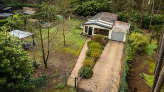<p>Interesse? Vragen? Neem gerust contact op met Olivier Boon via olivier.boon@copandi.be of via +32 468/35 17 50.<br /><br />Op zoek naar rust, privacy en natuur? Deze gerenoveerde vakantiewoning, gelegen in bosrijk recreatiegebied op 2km van het centrum van Herselt, biedt het allemaal.<br /></p><p>Ontdek deze vakantiewoning met 2 slaapkamers op een ruim perceel van 10 are .</p><p><br />Deze woning werd de voorbije jaren reeds vernieuwd en is volledig instapklaar. Het dak werd vernieuwd en geïsoleerd in 2023, de ramen werden in 2025 vervangen door dubbele hoogrendementsbeglazing. Er is centrale verwarming op propaangas en de pelletkachel in de veranda zorgt voor extra warmte en gezelligheid in de herfst en winter.</p><p></p><p>Je komt de woning binnen via de veranda. Via deze lichtrijke veranda bereiken we vervolgens de leefruimte met open keuken. De keuken is volledig uitgerust met een oven, microgolfoven, afwasmachine, gasvuur en een Amerikaanse koelkast.</p><p></p><p>De ruime badkamer beschikt over voldoende bergruimte, ligbad, douche en een toilet. Hiernaast zijn er nog 2 ruime slaapkamers.<br /><br />Het ruime perceel van 1.000 m² is volledig omheind en afgesloten met een toegangspoort. De tuin biedt volop ruimte voor zowel ontspanning als activiteit. Er is voldoende plek om een speelruimte voor kinderen, een moestuin, een ruim terras of buitenkeuken te combineren. De mogelijkheden zijn eindeloos voor wie houdt van buitenleven en privacy. Verder is er ook een ruime garage aan de woning voor uw wagen.</p><p></p><p>De omgeving biedt ongelooflijk veel mogelijkheden: geniet van rustige natuurwandelingen, ontdek de uitgebreide fiets- en mountainbikeroutes, of trek eropuit te paard via de vele ruiterpaden. Hier word je omringd door rust, frisse lucht en het mooiste dat de natuur te bieden heeft. Ondanks deze rustige ligging zit je op korte afstand van het centrum van Herselt met winkels, scholen en andere voorzieningen, alsook belangrijke verbindingswegen.<br /><br />Gelegen in recreatiegebied (geen domicilie mogelijk).<br /><br />EPC: 572 kWh / m². Elektriciteit conform.</p><p></p><p><strong>Kenmerken</strong><br />✅ Instapklare vakantiewoning<br />✅ Twee slaapkamers<br />✅ Elektriciteit conform<br />✅ Ruime veranda met pelletkachel<br />✅ Ruim perceel van 1.000 m²<br />✅ Rustige ligging midden in bosrijk recreatiegebied</p><p></p><p>Deze woning in Herselt combineert rust, privacy en een groene omgeving. Ideaal voor wie op zoek is naar een plek om te onthaasten van het drukke dagelijkse leven, te midden van de natuur.</p><p></p><p>Interesse?<br />Contacteer Olivier via 0468/35 17 50 of olivier.boon@copandi.be voor meer informatie of een bezoek.</p><p></p><p>Benieuwd naar de waarde van uw woning? Neem gerust contact met ons op voor een gratis schatting, wij helpen u graag verder!</p>