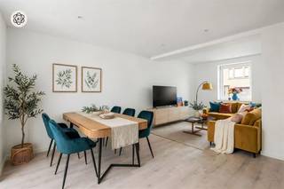 <p>Recent gerenoveerde en instapklare woning met 3 slaapkamers, zuidoostgerichte tuin en terras, op een aangename locatie. <br /><br />Deze charmante woning werd in 2026 grondig gerenoveerd en biedt een bewoonbare oppervlakte van 135m². Dankzij de doordachte indeling, moderne technieken en energiezuinig karakter (EPC B – 110 kWh/m²/j) geniet je hier van comfortabel en hedendaags wonen.<br /><br />INDELING:<br />Inkomhal, gezellige en lichtrijke leefruimte met geïnstalleerde keuken, aansluitend een praktische wasplaats en directe toegang tot het zuidoostgerichte terras en de aangename tuin (88 m²). Verder beschikt de woning over 3 slaapkamers, een badkamer met douche , twee toiletten en een ingerichte zolder die extra mogelijkheden biedt (bureau, hobbyruimte of extra slaapkamer).<br /><br />Deze woning biedt een ideale combinatie van charme, modern comfort en een uitstekende ligging.<br /><br />Voor wie is deze woning ideaal?<br />♦ Voor gezinnen die op zoek zijn naar een instapklare woning met tuin en voldoende ruimte.<br />♦ Voor koppels die comfortabel willen wonen in een centrale omgeving.<br />♦ Voor investeerders die zoeken naar een vlot verhuurbaar en kwalitatief pand.<br /><br />Te koop via Immo Beguin, jouw vastgoedexpert sinds 2009. Met kantoren in Ronse, Waregem, Kortrijk, Deinze, Doornik en Lessines.<br />✉️ info@immobeguin.be</p>