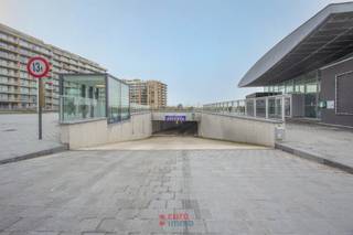 Bent u op zoek naar de oplossing voor uw parkeerproblemen? Wenst u geen kleine krappe garage, maar een vlot inrijdbare? Dan is dit zeker wat u zoekt!<br /><br />Het garagecomplex Parking 2 werd gebouwd in 2015 en staat garant voor modern comfort. De breedtes van zowel de gangen als de garages zelf zorgen ervoor dat u zich geen zorgen hoeft te maken over de omvang van uw wagen. Zelfs de grote sedans en SUV's kunnen hier vlot binnen. Het garagecomplex is tevens voorzien van de modernste apparatuur inzake brandverzekering, elektriciteit,... <br /><br />De garage zelf is 3m breed, 6m diep en 2m hoog. Dit biedt plek aan 95% van alle wagens, ideaal om zelf te gebruiken maar ook als investering gelet op het feit dat ruime garageboxen schaars zijn in Nieuwpoort.<br /><br />De garage is actueel verhuurd. Ze kan dus zowel dienen als investering als voor eigen gebruik.<br /><br />Verkoop onder het stelsel van erfpacht.<br /> 