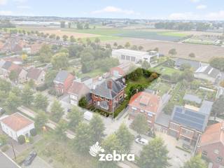 Bent u op zoek naar een woning met karakter, ruimte én mogelijkheden voor een zelfstandig beroep of praktijk? Dan is dit jouw kans! Deze statige herenwoning straalt karakter uit en zit boordevol authentieke elementen.<br /><br />Op het gelijkvloers van deze woning bevindt zich een charmante inkomhal, een bureauruimte, een eerste woonkamer, een keuken, een tweede woonkamer met prachtig zicht op de tuin, een zeer ruime garage met toegang tot een praktische opbergzolder, een wasplaats en een zeer ruim bijgebouw met toilet en extra bergruimte. Dit bijgebouw doet op heden dienst als bar, maar kan ook ingericht worden als praktijkruimte, burelen of atelier.<br /><br />Het eerste verdiep bestaat uit een nachthal, vier grote slaapkamers en een badkamer. Verder kan u via de nachthal de ruime zolder met vaste trap betreden die nog heel wat mogelijkheden biedt.<br /><br />Verder beschikt deze woning ook over een liftkoker, een ruime tuin met voldoende privacy, een riante bewoonbare oppervlakte, een zeer ruime kelder, rolluiken, ... <br /><br />Kortom: een karaktervolle topper op een centrale ligging nabij het centrum van Meulebeke, ideaal voor wie ruimte, authenticiteit en functionaliteit zoekt.<br /><br /><strong>Ook wild geworden van deze thuis?<br />Twijfel niet langer en leg vandaag nog uw bezoek vast!</strong>