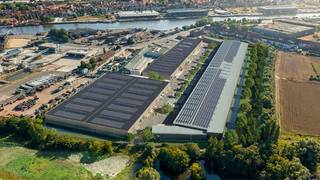 Bent u op zoek naar een ruime en goed uitgeruste bedrijfsruimte op een strategische locatie?<br />In dit nieuwbouwcomplex wordt een magazijn van 494 m² aangeboden, het biedt de ideale oplossing voor uw zakelijke behoeften.<br /><br />We kunnen in de project magazijnen aanbieden van 494 m².<br />Er zijn ook grotere units beschikbaar.<br /><br /><strong><u>Ligging:</u></strong><br />Gelegen op een bedrijventerrein aan de Voorhaven in Gent, nabij de Wondelgemse Meersen.<br />De site is uitstekend bereikbaar via de stadsring en de R4, met een bushalte vlakbij.<br /><br /><strong><u>Kenmerken magazijn:</u></strong>
<ul>
	<li>Robuuste staalstructuur met betonnen wanden</li>
	<li>Volledig geïsoleerde buitenschil</li>
	<li>Vrije hoogte van 7,4 m onder dak</li>
	<li>Gepolierde betonvloer</li>
	<li>Sectionaalpoort en raamopeningen volgens behoefte</li>
	<li>Casco oplevering (bespreekbaar)</li>
	<li>Voorzien van alle nutsleidingen (incl. optioneel gas)</li>
	<li>Privatieve parkeerplaatsen, met optie tot laadpalen</li>
	<li>Individuele zonnepanelen per unit (inbegrepen, onder voorbehoud van definitieve specificaties)</li>
</ul>
<u><strong>Mogelijkheid tot bijkomende kantoren.</strong></u><br /><br />Plan nu uw <strong><u>bezoek </u></strong>in! Neem contact op met Thomas via 0475 32 51 89.