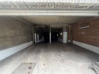<p><span>De overdekte garagebox op verdieping -1 is te bereiken via de Boomgaardstraat 43B en binnenrijden doe je via de automatische poort met een badge of sleutels.<br />Beide garageboxen zijn ook samen te koop aan €55.000. Beide zijn verhuurd aan €100/ maand. De vaste kosten per garagebox bedragen ongeveer €15/maand.</span></p><p><span> </span></p><p><span>Doorrij breedte gelijkvloers<br />Links 2.69m</span></p><p><span>Rechts 2.38m</span></p><p><span>Hoogte 1.89m</span></p><p><span> </span></p><p><span>Rechtse garagebox nr 69</span></p><p><span>Breedte poort 2.3m</span></p><p><span>Hoogte poort 1.93m<br />Breedte binnen 2.8m<br />Hoogte binnen 2.6m<br />Diepte 4.59m</span></p><p><span> </span></p><p><span>Linkse garagebox nr 70</span></p><p><span>Breedte poort 2.3m</span></p><p><span>Hoogte poort 1.93m<br />Breedte binnen 2.8m<br />Hoogte binnen 2.6m<br />Diepte 4.59m</span></p><p><span> </span></p><p><span> </span></p><p><span> </span></p><p><span>Voor meer info of een gratis schatting surf naar </span><span><span>www.hansimmo.be</span></span></p><p><span> </span></p>