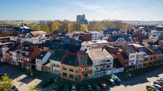 Charmante instapklare starterswoning in het hart van Scherpenheuvel<br />Op zoek naar een gezellige woning op een toplocatie? Deze instapklare starterswoning is ideaal voor jonge koppels en bevindt zich in het bruisende centrum van Scherpenheuvel, op slechts 150 meter van de prachtige basiliek. Hier woont u midden in een levendige omgeving met tal van gezellige cafés en restaurants binnen handbereik.<br /><br />De woning beschikt momenteel over twee volwaardige slaapkamers, met de mogelijkheid om een derde slaapkamer te creëren – perfect voor wie nood heeft aan extra ruimte of een thuisbureau.<br /><br />Binnenin is de woning leuk en smaakvol ingericht, waardoor u zich er meteen thuis voelt. Bovendien zijn er nieuwe radiatoren geplaatst en werd er recent een condensatieketel geïnstalleerd, wat zorgt voor een efficiënte en comfortabele verwarming (EPC: D). geen renovatie plicht!<br /><br />Parkeren kan eenvoudig met een bewonerskaart, en er is een laadpaal aanwezig op het openbaar domein vlak voor de woning – een extra troef voor elektrische rijders.<br /><br />Kortom, een ideale woning voor starters of jonge koppels die centraal en comfortabel willen wonen in een levendige en historische omgeving. Op heilige grond😊<br /><br />Om privé redenen zijn er geen foto’s beschikbaar binnen in de woning.<br /><br />Interesse? Neem snel contact op voor een bezoek!<br /> 