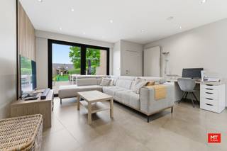 In het centrum van Langemark, op wandelafstand van alle voorzieningen, bevindt zich deze instapklare woning. De woning werd gerenoveerd en beschikt over een <strong>EPC-label B, een conforme elektrische installatie en is asbestveilig</strong>. Verder geniet u van <strong>centrale verwarming op aardgas (2021), 17 zonnepanelen, airco, regenwater</strong> en tal van andere troeven.<br /><br /><strong>Indeling van het pand </strong>
<ul>
	<li>Gelijkvloerse verdieping: inkomhal (9 m²) met toegang tot de polyvalente ruimte (16 m²), ideaal als praktijkruimte, bureau of speelkamer. Verder beschikt de woning over een volledig uitgeruste open keuken (12 m²) met dubbele spoelbak, oven, microgolfoven, koelkast en vaatwasser. Aansluitend bevindt zich de lichtrijke leefruimte (37 m²) met zicht op de tuin. Daarnaast zijn er nog een gastentoilet en een droge kelder (10 m²).</li>
	<li>Eerste verdieping: nachthal (4 m²), ruime slaapkamer (18 m²) met dressing en een badkamer (12 m²) uitgerust met ligbad, inloopdouche, wastafel en toilet.</li>
	<li>Tweede verdieping: bureauruimte (5 m²), twee slaapkamers (beide 11 m²) en een technische ruimte (5 m²).</li>
	<li>Derde verdieping: zolderruimte (10 m²), bereikbaar via een uitschuifbare trap.</li>
</ul>
<br /><strong>Kenmerken </strong>

<ul>
	<li>Zonnige tuin met terras en praktische buitenberging </li>
	<li>Centrale ligging: vlak tegenover een supermarkt en op wandelafstand van lokale handelaars, scholen, openbaar vervoer en andere voorzieningen. </li>
	<li>... </li>
</ul>
<br />Meer informatie of een vrijblijvend bezoek? <br />Contacteer Minthus op 057 468 333 of info@minthus.be