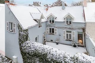 Ideaal gelegen in La Hulpe, op wandelafstand van de belangrijkste winkelstraat en in de onmiddellijke nabijheid van het station, winkels, scholen...