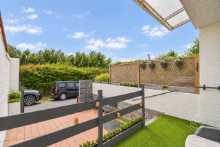 Charmante woning op topligging nabij zee <br /><br />Op een rustige en gegeerde locatie in de Duinenstraat te Oostende, op wandelafstand van strand en duinen. De ligging in Mariakerke/Raversijde combineert de rust van de kust met een vlotte bereikbaarheid naar het centrum van Oostende.<br />De woning beschikt over een lichtrijke leefruimte - slaapkamer, een functionele keuken en een badkamer. Dankzij de praktische indeling en het aangename wooncomfort is dit de ideale uitvalsbasis aan zee.<br /><br /><strong>Troeven:</strong><br />Topligging vlak bij zee en duinen<br />Lichtrijke leefruimte - slaapkamers<br />Rustige, residentiële buurt met vlotte bereikbaarheid<br /><br />Contacteer PERSPECTIEF VASTGOED – 7 op 7 bereikbaar – voor meer informatie of een bezoek.<br />Bel 050/550.750 of mail naar info@perspectiefvastgoed.be.