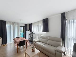 <p><strong>ETTERBEEK : </strong>Gelegen in de Europese wijk, op een steenworp van het Leopoldpark en het Jourdanplein, vlakbij alle Europese instellingen, het openbaar vervoer (Schuman/Maalbeek) en winkels, in het project "Esplanade", mooi appartement van ±94 m² op de 5e verdieping met lift. Het appartement bestaat uit een inkomhal, toilet, wasruimte, slaapkamer ±14 m² met badkamer, woonkamer ±25 m², volledig uitgeruste keuken (oven, kookplaat, dampkap, koelkast, diepvriezer en vaatwasser), zuidgericht terras ±5 m², slaapkamer ±13 m² met douchekamer en kelder nr. 1.4. Overdekte parkeerplaats nr. 13 is verplicht en bedraagt 100€/maand extra. Kosten: 270€/maand – forfait van 140€ voor de gemeenschappelijke delen en een voorschot van 130€/maand voor warm water en verwarming. Eenmalige verhuisvergoeding van €50. EPC: B- Beschikbaar vanaf 15/11/2026.</p>
<p></p>
<p><u>Op de 5e verdieping met lift:</u></p>
<ul>
<li>Inkomhal</li>
<li>Toilet</li>
<li>Wasruimte</li>
<li>Slaapkamer ±14 m² met badkamer</li>
<li>Woonkamer ±25 m²</li>
<li>Volledig uitgeruste keuken (oven, kookplaat, dampkap, koelkast, diepvriezer en vaatwasser)</li>
<li>Zuidgericht terras ±5 m²</li>
<li>Slaapkamer ±13 m² met douchekamer</li>
</ul>
<p></p>
<p>Kelder nr. 1.4 en verplichte parkeerplaats nr. 13 aan 100€/maand extra.</p>