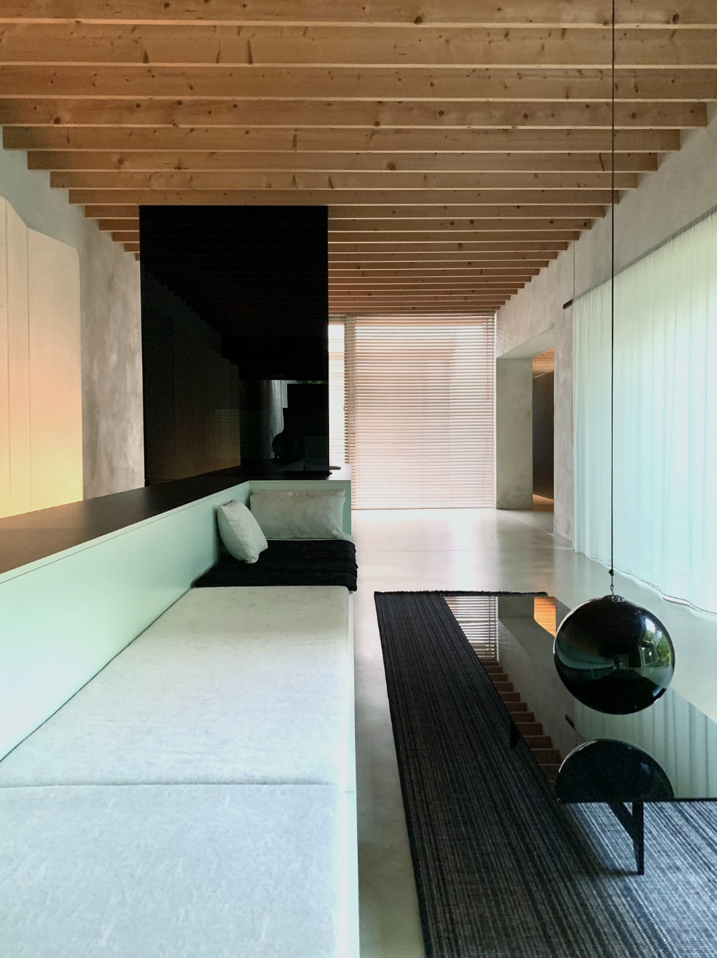 Architecturale laagbouwvilla met binnenzwembad en unieke beleving met het omliggende landschap. - foto 5