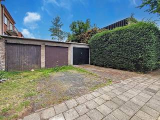 Centraal gelegen garagebox in de wijk 'Buizegem'.Deze ruime, droge, bovengrondse garagebox beschikt over een manuele kantelpoort.De garagebox meet...