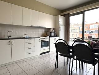<p>Het appartement is gelegen op wandelafstand van winkels, scholen, Brielmeersen, Leietheater,… </p><p>Op de tweede verdieping bereikbaar met de lift vind u dit ruim en lichtrijk appartement. </p><p></p><p>De indeling is als volgt: inkom voorzien van gastentoilet, lichtrijke woonkamer met openzicht, keuken voorzien van kookplaat, oven en dampkap, aanpalend is er een ruime praktische berging met de nodige aansluitingen, twee volwaardige slaapkamers met een open zicht en een badkamer die beschikt over een douche, ligbad en twee lavabo’s. </p><p></p><p>U heeft een balkon aan de voorzijde en de achterzijde van het gebouw dus u kan genieten van zowel de ochtend als de namiddag zon.</p><p></p><p>Algemene kosten € 50</p>
