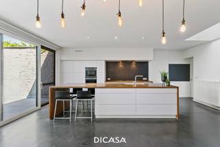 Deze ruime en instapklare tussenwoning is ideaal voor wie op zoek is naar een comfortabele gezinswoning met veel licht en ruimte. De woning beschikt over drie volwaardige slaapkamers, een garage en een diepe tuin met terras. Dankzij de centrale ligging nabij het stadscentrum, winkels, scholen en belangrijke invalswegen geniet u hier van een uitstekende combinatie tussen bereikbaarheid en wooncomfort.<br /><br /><strong>Ligging: </strong>De woning is gelegen op een strategische locatie vlakbij het centrum van Roeselare. Winkels, scholen, horeca en openbaar vervoer bevinden zich in de nabije omgeving. Bovendien zorgt de vlotte verbinding naar de E403 en omliggende gemeenten voor een uitstekende bereikbaarheid. Ideaal voor wie centraal wil wonen met alle voorzieningen binnen handbereik.<br /><br /><strong>Indeling van de woning:</strong><br /><u>Gelijkvloers</u>: Via de inkom betreedt u een ruime bureauruimte of polyvalente ruimte die perfect kan dienen als thuiswerkplek of extra opslag. Deze ruimte geeft toegang tot de lichtrijke woonkamer met open keuken. Dankzij de grote raampartijen in de keuken geniet u van een mooi zicht op de tuin. Verder bevinden zich op het gelijkvloers een apart toilet, een garage en toegang tot de kelder.<br /><u>Eerste verdieping</u>: Op de eerste verdieping bevinden zich twee ruime slaapkamers en een comfortabele badkamer, uitgerust met een dubbel lavabomeubel, inloopdouche en heel wat kastruimte.<br /><u>Tweede verdieping</u>: De tweede verdieping biedt plaats aan een extra ruime slaapkamer met mezzanine, wat zorgt voor een open en speels karakter. Ideaal als master bedroom, hobbyruimte of combinatie van beide.<br /><u>Buitenruimte</u>: De woning beschikt over een diep lopende tuin met terras, waar u tal van mogelijkheden heeft om een gezellige en aangename buitenruimte te creëren.<br /><br /><strong>Troeven</strong>:
<ul>
<li>Ruime gezinswoning met drie volwaardige slaapkamers.</li>
<li>Extra bureauruimte, ideaal voor thuiswerk.</li>
<li>Veel lichtinval door grote raampartijen.</li>
<li>Diepe tuin met terras en veel potentieel.</li>
<li>Centrale ligging met vlotte bereikbaarheid.</li>
<li>Zonnepanelen aanwezig voor een energiezuinig verbruik.</li>
</ul>
<strong>Interesse?</strong><em> </em>Contacteer ons kantoor voor meer informatie of plan een vrijblijvend bezoek via 051/201.400 of info@dicasa.be.
