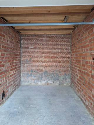 Garagebox te koop in centrum MortselDeze garagebox bevindt zich in het centrum ter hoogte van Mechelsesteenweg 56-58, 2640 Mortsel, op een rustig...