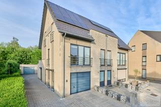 Bent u op zoek naar een ruim appartement met het comfort van een woning? Dan is dit verzorgde triplex appartement in Pelt zeker een bezoek waard!<br /><br />Met een bewoonbare oppervlakte van maar liefst 115 m² biedt dit appartement volop ruimte. Het Appartement beschikt over drie volwaardige slaapkamers, een aangename leefruimte met veel lichtinval en een praktische keuken.<br /><br />Dankzij de slimme indeling over drie verdiepingen geniet u van een gevoel van ruimte en privacy.<br /><br />Gelegen in een rustige omgeving in Pelt, combineert dit appartement een aangename woonomgeving met een vlotte bereikbaarheid van winkels, scholen, openbaar vervoer en andere voorzieningen.<br /><br />Een extra troef is de privatieve garagebox, waardoor u steeds beschikt over een veilige parkeerplaats en extra bergruimte.<br /><br />Troeven:<br />Triplex appartement van 115 m²<br />3 ruime slaapkamers<br />Rustige ligging in Pelt<br />Lichtrijke leefruimte<br />Private garagebox<br />Nabij winkels, scholen en uitvalswegen<br />Ideaal voor gezinnen, starters of investeerders<br /><br />Interesse in dit ruime appartement? Neem gerust contact met ons op voor meer informatie of een bezichtiging.<br /><br />"Wonen met ruimte, rust en comfort op een uitstekende locatie in Pelt."