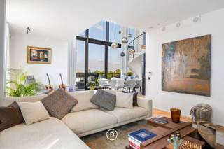 Penthouse exceptionnel qui combine parfaitement luxe, confort et raffinement.Situé dans un bâtiment moderne de 2020, il offre une vue spectaculaire...