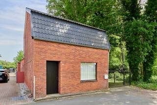 Deze knusse woning bevindt zich in een zeer rustige woonstraat omgeven door het groen nabij het centrum van Hechtel.<br /><br />De woning is als volgt ingedeeld:<br /><br />GELIJKVLOERS:<br />- Inkomhal<br />- Leefruimte<br />- Keuken<br />- Badkamer voorzien van een toilet en douche<br />- Veranda<br />- Technische ruimte<br />- Garage / werkplaats<br /><br />VERDIEPING:<br />- Overloop<br />- Slaapkamer 1<br />- Slaapkamer 2 <br />- Slaapkamer 3<br /><br />TUIN:<br />- Omheind perceel<br /><br />Interesse in een knus renovatieproject om naar je eigen smaak af te werken? Contacteer ons, en we helpen je dichtblij verd