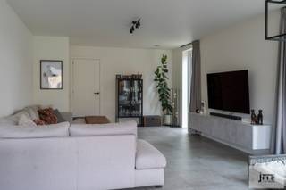 Deze energiezuinige woning, gebouwd in 2021, is gelegen op een perceel van 3a 99ca langs de parallelweg tussen Beringen en Diest, met een uitstekende verbinding naar de autosnelwegen E313 en E314.<br /><br />Via de inkomhal met gastentoilet betreden we de ruime en lichtrijke leefruimte, bestaande uit een gezellige zithoek, een eetplaats en een open keuken. Het grote schuifraam zorgt voor een overvloed aan natuurlijke lichtinval en biedt een mooi uitzicht op het terras en de tuin. Aansluitend aan de keuken bevindt zich een zeer praktische en ruime berging, die eveneens dienst doet als wasplaats.<br /><br />Op de verdieping geeft de nachthal toegang tot drie volwaardige slaapkamers en een stijlvolle badkamer, uitgerust met een ruime inloopdouche, een lavabo met meubel en spiegel. Verder bevindt zich hier nog een aparte berging/technische ruimte en een afzonderlijk toilet.<br /><br />De tuin is rechtstreeks toegankelijk via het schuifraam in de leefruimte. Naast de woning bevindt zich een poort die toegang biedt tot de tuin en waar tevens een wagen kan worden geplaatst. Volgens de vergunde plannen is het bovendien toegestaan om naast de woning een carport met buitenberging te bouwen.<br /><br />De woning is uitgerust met zonnepanelen met een vermogen van 4.440 Wp. De regenwaterput is aangesloten op de toiletten en de buitenkraan, wat bijdraagt aan het duurzame karakter van deze woning.<br /><br /><em><span>*De vermelde oppervlaktes zijn indicatief. JM Vastgoed kan niet verantwoordelijk gesteld worden voor de juistheid van de verstrekte gegevens.</span></em>