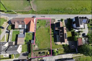 <strong>Droom je van een vrijstaande woning op een rustige locatie? </strong>Dan is deze bouwgrond van 760 m² in Oppuurs (2870 Puurs-Sint-Amands) precies wat je zoekt.<br /><br />Gelegen aan <strong>Nijven 77A,</strong> geniet je hier van een <strong>uitzonderlijk rustige en groene omgeving</strong>, ideaal voor wie houdt van ruimte, natuur en privacy. De grond is bestemd voor een <strong>open bebouwing,</strong> waardoor je alle vrijheid hebt om jouw droomwoning te realiseren.<br /><br />De <strong>zuid oriëntatie </strong>zorgt ervoor dat je de hele dag kunt genieten van natuurlijk licht, waardoor jouw toekomstige woning <strong>een warme en uitnodigende sfeer</strong> zal hebben.<br /><br />Wat dit perceel nog aantrekkelijker maakt, is de mogelijkheid om tot<strong> 17 meter diep te bouwen,</strong> waardoor je niet alleen een comfortabel huis kunt creëren, maar ook nog voldoende ruimte overhoudt voor een groene oase in je eigen achtertuin!<br /><br />Troeven op een rij:<br /><br />- Bouwgrond van 760 m²<br />- Geschikt voor open bebouwing<br />- Rustige en groene ligging<br />- Zuidgerichte tuin<br />- Mooie bouwmogelijkheden<br />- Vlotte bereikbaarheid naar omliggende gemeenten<br />- Aangename woonomgeving<br /><br />Alsof dat nog niet genoeg is, krijg je er bovendien enkele bijzonder sympathieke buren gratis bij!<br /><br />Interesse? Neem gerust contact op voor meer informatie.<br /><br />