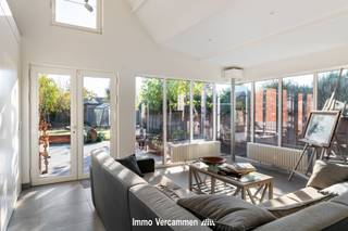 <p><span>Maison lumineuse avec un jardin magnifiquement aménagé à Haacht.</span></p><p><span>Cette agréable maison est située dans un quartier résidentiel calme à Haacht et offre un bel équilibre entre confort, espace et convivialité.</span></p><p><span>En entrant dans la maison, vous découvrez un espace de vie lumineux, suivi d’une salle à manger chaleureuse et d’une cuisine entièrement équipée.</span></p><p><span>Le salon spacieux constitue un atout indéniable : ses grandes baies vitrées laissent entrer beaucoup de lumière naturelle et offrent une vue magnifique sur le jardin. De plus, cette pièce donne directement accès à la terrasse et au jardin.</span></p><p><span>Au premier étage se trouvent deux chambres et une salle d’eau avec lavabo et toilettes. La maison dispose également d’un grenier de rangement pratique et d’un garage spacieux.</span></p><p><span>À l’extérieur, vous profiterez d’un magnifique jardin aménagé avec une agréable terrasse, où règnent le calme, la verdure et l’intimité.</span></p><p><span>En résumé, une maison lumineuse à l’agencement pratique, dotée d’un magnifique jardin et bénéficiant d’un emplacement résidentiel agréable à Haacht.</span></p><p>Vous souhaitez obtenir<span>plus d'informations ou organiser une visite sur place ? N'hésitez pas à contacter notre agence au 015/755 444 ou à</span> l'adresse<span> <span>info@immovercammen.be</span></span><span>.</span></p><p><span> </span></p>