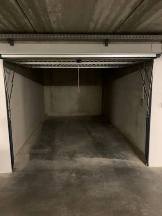 Deze garagebox is enkel te huur op jaarbasis en onmiddellijk vrij.<br />Afmetingen: 5.05 m L x 2.75 m B.<br />Maandelijkse huurprijs: 125 EUR.