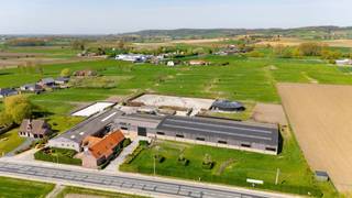 De hoeve is volledig ingericht als volwaardige stoeterij.Er is een mooie landelijke woning met tuin en aansluiten de paardenstallen.De hoeve is...