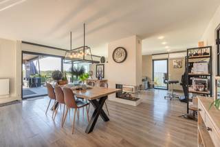 Strategisch gelegen woning met loods te Wingene. Deze eigendom biedt een unieke combinatie van residentieel comfort en professionele doeleinden...