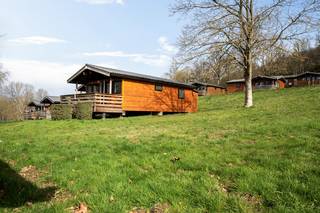 Op een uitstekende locatie in de nabijheid van Dinant bevindt zich dit vakantiehuis met 2 slaapkamers. U verblijft hier midden in de natuur, met diverse mogelijkheden voor ontspanning in de directe omgeving.<br /><br />Welkom in de Belgische Ardennen. Aan de oever van de Maas, op de zonnige zijde van een heuvel, ligt het sfeervolle vakantiepark Vallée Les Etoiles. Dit vormt een ideale uitvalsbasis om volledig tot rust te komen. U kunt er genieten van wandelingen en fietstochten door het groene landschap, of kiezen voor een uitdagende mountainbikeroute. Na een actieve dag kunt u ontspannen in dit comfortabele vakantiehuis. Vanaf de veranda heeft u een fraai uitzicht. Op het park zijn onder andere een verwarmd binnenzwembad, een speeltuin, een indoor speeltuin en animatie-voorzieningen aanwezig, die in het bijzonder aantrekkelijk zijn voor kinderen.<br /><br />Dit vrijstaande vakantiehuisje is geschikt voor maximaal 4 personen. De woonkamer is sfeervol ingericht en beschikt over een zithoek met haard en televisie, evenals een eethoek. De open keuken is volledig uitgerust met onder meer een filterkoffiezetapparaat, een koelkast met vriesvak, een combimagnetron, een vaatwasser en een waterkoker. Het chalet beschikt over 2 slaapkamers en een badkamer met douche, wastafel en toilet. Buiten bevindt zich een omheinde veranda met tuinmeubilair en er is parkeergelegenheid voor één auto in de nabijheid van de woning.<br /><br />Dit is een uitstekende opportuniteit als u op zoek bent naar een vakantiehuisje op een toplocatie nabij Dinant. Contacteer ons voor meer informatie op 0479/47.09.61 of neem een kijkje op www.boonstravastgoed.be .