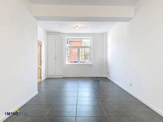 Deze karaktervolle woning werd volledig gerenoveerd in 2025 en combineert hedendaags comfort met een doordachte indeling.Op het gelijkvloers bevindt...