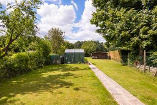 We treffen deze woning op een grond van maar liefst 1018m². Zeer centraal gelegen tussen de 2 dorpcentrums van Hove en Boechout. Doch gelegen in een rustige straat. Vlakbij supermarkten, speciaalzaken, winkels, vrije beroepen, kwaliatieve scholen en openbaar vervoer. Nabij belangrijke invalswegen. Het natuurpark Frijthout grenst aan de achtertuinen van deze straat.<br /><br />Op het gelijkvloers vinden we de inkomhal die toegang geeft tot een garage met automatische poort waar er naast een wasruimte ook 3 auto’s geparkeerd kunnen worden. Op de oprit kunt u makkelijk parkeren. Via de trap komt u in de woonkamer aansluitend heeft u een aanbouw met vloerverwarming met lichtkoepel. De keuken is voorzien van alle hedendaagse comfort en voldoende kast-en provisieruimte Verder is er ook een gastentoilet aanwezig. Vanuit het terras op de 1V heeft u een zicht op de prachtige tuin met zwemvijver, serre en tuinhuis. De tuin is mooi aangelegd en goed onderhouden. Op de tweede verdieping vinden we drie slaapkamers en een badkamer. Deze woning beschikt over een handige kruipruimte en bergzolder.<br /><br />Bijzonderheden: de woning is doorheen de jaren vernieuwd, zwemvijver 2024, Screens op 1v 2023, airco in de slaapkamers 2024, vloerverwarming, plat dak 2021, ramen 2008, keuken, terras 2018,... en bovendien zonnepanelen met groenstroomcertificaten.<br /><br />EPC:96 KwH/m²/jaar.